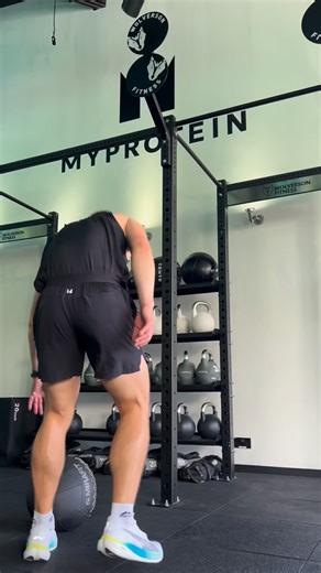 Here are some cues I like to use on the Wall Balls ⬆️ The wall balls aren’t about speed. They’re about control and rhythm. It’s those athletes that can maintain composure and their cadence that come away with the best times here. By big mental tip is to only focus on the number of reps you’re aiming for in your set (whether that’s 30, 20 or 10!) This will prevent you becoming overwhelmed by the entire 100 reps and prevent unnecessary apprehension 💥 #onlinept #personaltrainer #pt #hyrox #onlinec