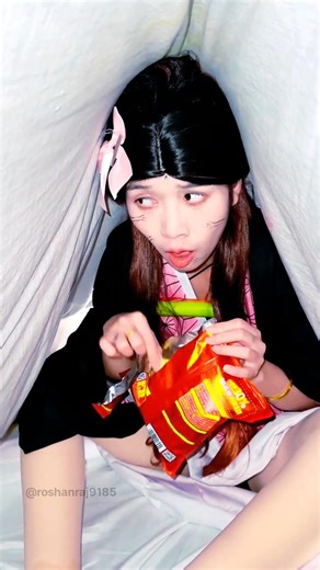 She is quietly eating crisps ? #funny #magic #comedy #youtubeshorts #comedyshorts #comedyvideos