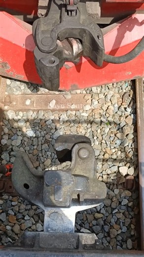 the process of opening the coupler connection. #railway #railroad #railtravel #railfans #train #trainspotting #trainphotography #amtrak #trainlovers #usrail | Bayu Santoso