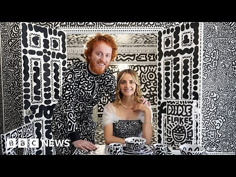 Artist covers entire house with doodles - BBC News
