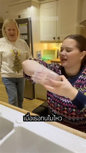 How did her hand get stuck in the container ‼️