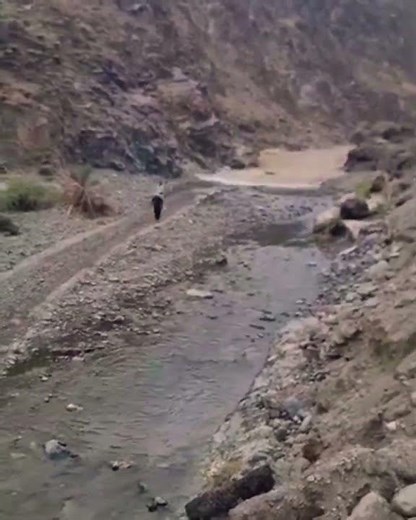 People Was stuck in the wadi due to sudden flood , Oman 🇴🇲