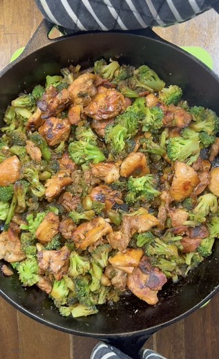 best chicken and broccoli ever this cooking video shows how to make the yummiest 3 ingredient chicken dish your family will love! | Brooklyn B