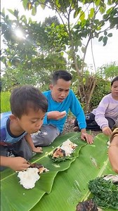 Mukbang using banana leaves as a base in the middle of a rice field makes you excited to eat