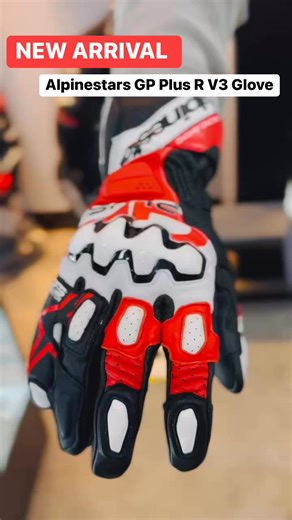 The GP PLUS R v3 Gloves have been optimized for enhanced racing performance and track versatility, and feature new knuckle protectors and a full leather palm and top hand forsuperior abrasion resistance. The aramid stretch fabric cuff, derived from Alpinestars' premium Supertech Racing Gloves, provides a secure and comfortable fit, while the leather palm reinforcement enhances durability and safety. With a pre-curved design and racing-derived finger bridge, these gloves offer optimal ergonomics 