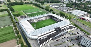Almelo , 19 Juli 2023 , De Nederlandse Asito , Voorheen Het Polarisstadion , is Het Basisstadion Van De Almelo . Stock Video - Video van architectuur, openlucht: 284718931