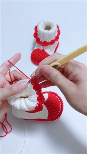 How to Crochet Cute Baby Booties 🧶 | Easy Ruffled Newborn Shoes Tutorial