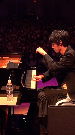 けいちゃん/Keichan on Instagram: "このピアニストのリレー奏法がヤバい… #piano"