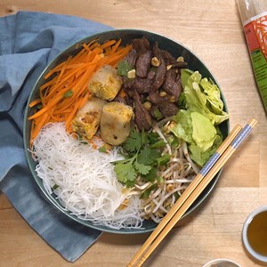 Décollage immédiat pour le Vietnam avec ce Bo bun au bœuf 🍜😊 La recette ➡ https://goo.gl/E7EhrQ | 750g : Recettes de cuisine