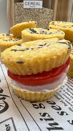 Pogacice-kajzerice za mrsavljenje 👌 Recept: 100 gr palente 1 p.z.p. 100 gr grckog jogurta 2 jaja So Za posipanje-Susam, kim, semenke po zelji U zagrejanoj rerni na 180 stepeni tacno 12 minuta 🥰 #recept #homemade #breakfast #dinner #health #diet #easy #yummy | Nikitovic Dragana