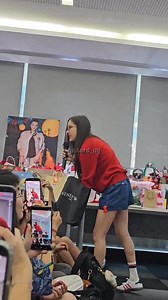 331 reactions | not freen giving out the bag and her specs when she ran out of chocolates 555555555555 #ฟรีนเบค #Freenbecky #srchafreen #beckysangels #BeckyEntertainment #solennEntertainment | Adi | Facebook