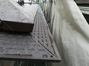 相模原市南区下溝 築25年戸建て／元旦ビューティ工業の落ち葉除け付き軒樋「元旦内樋」（ガルバリウム）の施工例