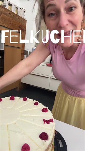 Wenn du heute noch nichts vor hast… ich hätte da eine sehr gute Idee 😏👇 Beschwipster Apfelkuchen wartet auf dich 🍎🍰 (keine Sorge… nur der Kuchen ist leicht angeheitert 😄) Also schnapp dir deine Lieblingsperson oder komm alleine – ich bin da und freu mich auf dich! 💕 📍EinHorn, Neuötting – Altöttinger Straße 30 #einhorncafe #neuoetting #altötting #cafeliebe #kuchenliebe