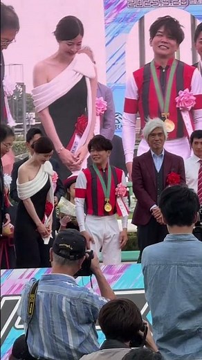 佐藤浩市さん 満面の笑みで初GI勝利の三浦皇成騎手にメダル贈呈 第59回スプリンターズステークス表彰式