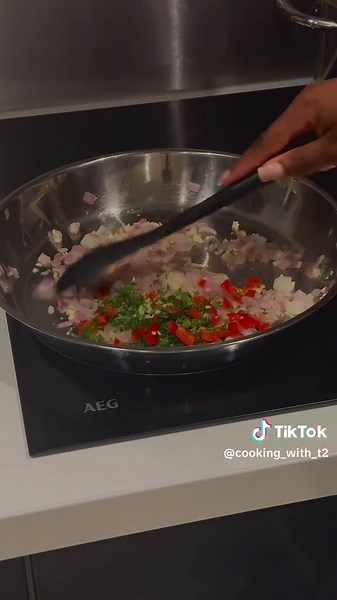 Prawn linguine, restaurant vibes at home 🍤🍝! #prawnlinguine #RestaurantVibes #PastaTok #FoodTok #SeafoodPasta