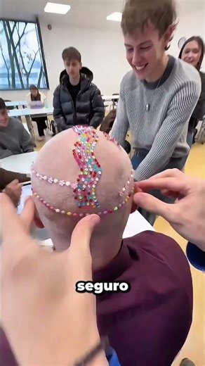 Los alumnos decoraron la cabeza calva de su profesor y él les dejó hacerlo #shorts #classroom