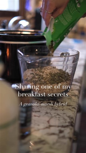 Sharing one of my breakfast secrets: Granola Maison — a granola–muesli hybrid, slow made in the slow cooker. Rolled oats and pumpkin seeds toast with maple, olive oil, cinnamon, and sea salt, then finished with chocolate and raisins once cooled. A seasonal batch worth keeping on hand, but it never lasts long… ✨ Bookmark this batch for your coziest mornings. #G#GranolaMaisonS#SeptemberStapleH#HealthyEatingH#HomemadeGranolaSlowLiving