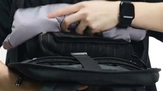 轻盈出行，商务休闲两相宜，XX品牌T12便携背包，采用轻量化耐磨材质，大容量分区设计，轻松收纳笔记本、文件与日常用品。通勤挤地铁不勒肩，短途出差取物便捷，解放双