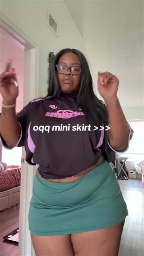 Stylish OOTD: Green and Black Mini Skirt Looks