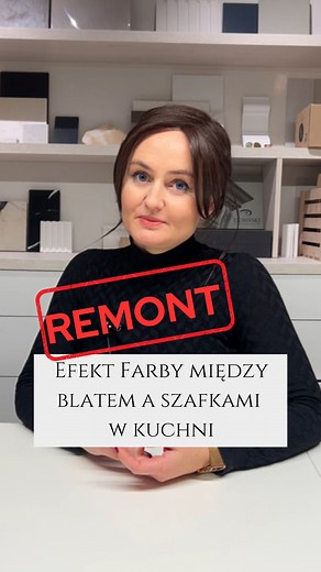 Co na ścianę między blatem kuchennym a szafkami? Dla wnętrz, w których kuchnia jest połączona z salonem mam dobre rozwiązanie. Możesz pomalować ścianę nad blatem kuchennym tą samą farbą, którą pomalowana jest reszta pomieszczenia i dodatkowo zabezpieczyć ją bezbarwnym lakierem. Lakier tworzy na ścianie super wytrzymałą powierzchnię, którą można myć nawet mleczkiem do czyszczenia. Lakiery, które polecam to Fox dekorator Flugger Ding Dong Tymi lakierami możesz pokryć nawet tapetę, ale ten pomysł o