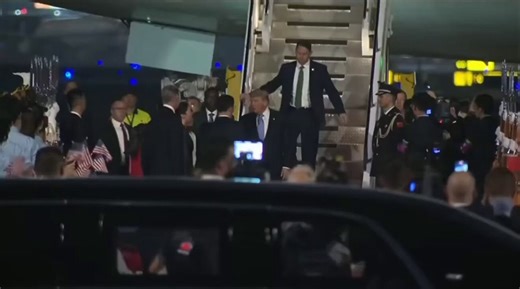 🚨 NOW. President Trump was greeted by China’s Vice President moments after stepping off Air Force One in Beijing, setting the stage for a major face-to-face with Xi Jinping.This is a huge geopolitical moment.Trade, military tensions, AI, and global markets are all hanging in the balance.Pray for President Trump as he represents America overseas 🇺🇸🙏🏻