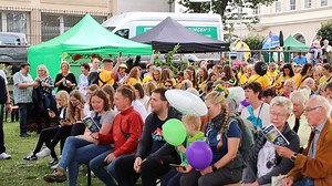 Rund 150.000 Menschen wollten sich den Tag der Sachsen in Aue-Bad Schlema nicht entgehen lassen. Vom 1. bis 3. September wurde der mal wieder in einer Stadt im Erzgebirge gefeiert. Ein Höhepunkt dabei war die Stadtwette. Das Medienhaus Freie Presse hatte vorab gewettet, dass es die Stadt nicht schafft, dass am Sonnabend pünktlich 18 Uhr mindestens 15.000 Menschen den Steigermarsch singen. | ERZTV