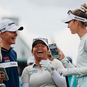 Nelly Korda showing Charley Hull a picture of Charley Hull smoking a cigarette might be the golf photo of the year