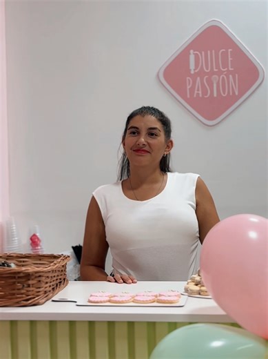 La semana pasada vivi uno de los días más especiales de mi vida ✨ Después de tantos años de trabajo, esfuerzo, aprendizaje y amor por lo que hago, finalmente pudimos inaugurar nuestro local. Un sueño que empezó muy de a poco y que hoy se vuelve realidad. Cada torta, cada dulce y cada detalle que sale de este lugar está hecho con el corazón. Y nada de esto sería posible sin las personas que me acompañan, que confían en mi trabajo y que eligen Dulce Pasión para sus momentos especiales. Gracias de 