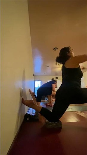 EKA PADA RAJA KAPOTASANA con pared