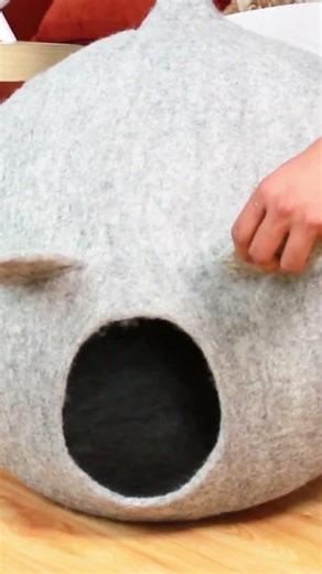 Handmade Gray Felt Cat Cave Bed – Cozy Wool Cat House for Indoor Cats, Modern Minimalist Cat Pod.