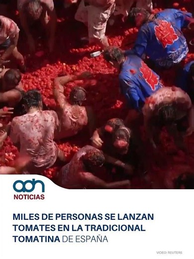 Miles de personas se lanzan tomates en la tradicional Tomatina de España