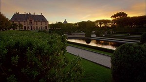 Tomorrow can't come any sooner! Here's a sneak peek of the Royal Pains Series Finale. #RoyalFarewell | Royal Pains