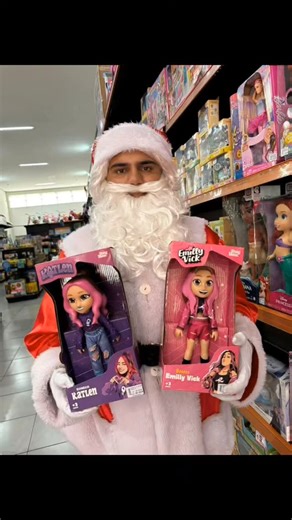 Bonotoy Formiga on Instagram: "Papai Noel vai levar ainda mais imaginação para nossas meninas nesse natal. Temos uma enorme variedade em Bonecas, pelúcias , acessórios, jogos, massinhas, blocos de montar, brinquedos pedagógicos, linha de faz de conta, linha de cozinhas e muito mais. Venha fazer o natal mais especial com brinquedos da Bonotoy. Confira nosso horário de atendimento especial. Temos melhor preço , maior variedade e parcelamento facilitado em até 10 vezes sem juros no cartão"