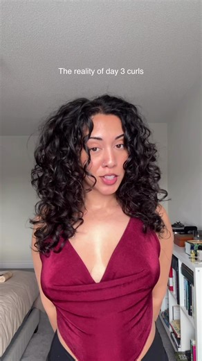 Day 3 Curls 🖤 Every day 3 looks different because every day 1 of wash day looks different. We are always trying to troubleshoot and are quick to blame the curls when in reality there are so many other reasons it could be! Here are a few things I like to think about when my wash day doesn’t turn out as expected or last as long as I’d hoped 🤗 🖤 did I use a new product combo? (If not, did I possibly use too much or too little of the products I did use?) 🖤 was my hair wet enough before I brush s