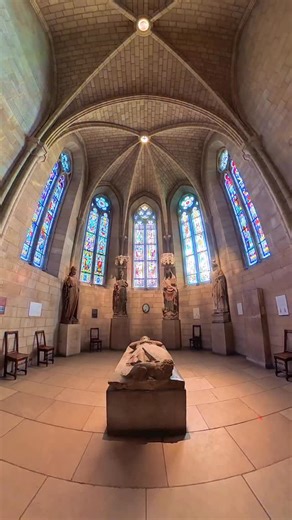 Medieval vibes in NYC 🏰✨ Hidden inside Fort Tryon Park, The Met Cloisters feels like stepping into another century…. stone arches, quiet gardens, and views of the Hudson River. 📍 The Met Cloisters 🚇 A train to 190th St 🎟️ Pay-what-you-wish for NYC residents 🌿 Don’t skip the gardens #met #newyork #nyc #ny #newyorkcity | Christian Bobadilla