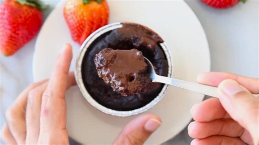 What makes this oatmeal chocolate lava cake so impossible to resist