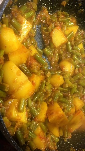 Green beans and potatoes curry is a delicious Indian curry cooked with soft potatoes and crispy green beans. 📖 Full Written Recipe Here: https://www.cookwithnabeela.com/recipe/green-beans-potato-curry/ 🎥 Recipe Video: https://youtu.be/Orj1RHx34ws | Cook with Nabeela