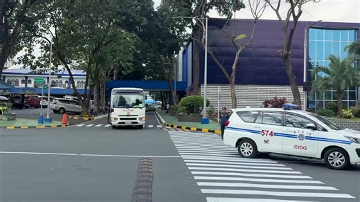 Ibinabiyahe na patungong Sandiganbayan si dating Senador Ramon “Bong” Revilla Jr. para sa return of warrant. Boluntaryong sumuko si Revilla sa mga pulis Lunes ng gabi, Jan. 19. | via Christopher Sitson, ABS-CBN News | TV Patrol