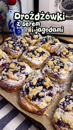 DROŻDŻÓWKI z serem i jagodami … puszyste , mięciutkie , rozpływające się w ustach 🫐🫐🫐🫐 A przepis taki 🫐 40 g drożdży 🫐 100 g cukru 🫐 2 żółtka 🫐 cukier waniliowy 🫐 250 g mleka 🫐 500 g mąki 🫐 70 g miękkiego masła 🫐 1/2 łyżeczki soli 🫐 jagody Masą serowa 🫐500 g twarogu ( u mnie klinek ) 🫐1 jajko 🫐2-3 łyżeczki cukru 🫐1,łyżeczka cukru waniliowego Kruszonka 🫐 70 g mąki 🫐 50 g masła 🫐 50 g cukru W ciepłym mleku dokładnie wymieszać drożdże, cukier, żółtka, cukier waniliowy (nie robim