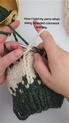 How I hold my yarns when knitting stranded colorwork
