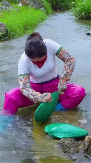 😱💚 In the river’s hidden depths, giant green clams are discovered, each one filled with countless dazzling pearls — a breathtaking treasure that could change everything! 🎁✨ #GiantClamTreasure #PearlDiscovery #GreenPearl #treasurefinds #asmr | Yi Min Chiu