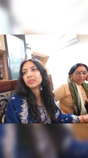 😍 on Instagram: "日本利用压电瓷砖将人们的脚步转化为电能。这些瓷砖能够捕捉你脚步产生的动能。 当你行走时，你的体重和动作会对瓷砖产生压力。瓷砖会轻微弯曲，产生机械应力。 瓷砖内部的压电材料会将这种应力转化为电能。 每一步都会产生少量电荷，数百万步加在一起，就能产生足够的电力来驱动LED灯、数字显示屏和传感器。 在像涩谷车站这样人流密集的地方，每天大约240万步 都在为这个系统做贡献。 这些电力可以储存起来或立即使用，从而减少对传统能源的依赖，并支持可持续的城市基础设施。 这种方法把日常的动作转化为实用的可再生能源。 #日本#知识#事实#你知道吗#推荐 #科技 #创新#历史 #技术 #实验#热门"