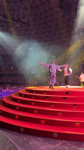 ✞ Demonio con aros de cruces ✞ | Cantando Damelo en el primer Movistar Arena de @dref_kun shoutouts al equipo @felipe.lohr trenzas @softbraid outfit @yatehevisto a... | Instagram