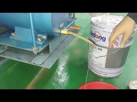 How to Remove Moisture While Running a Vacuum Pump and Adjust Oil Levels