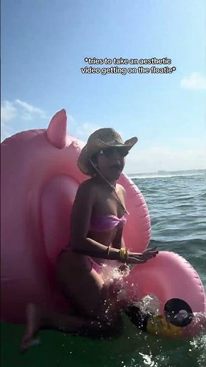 Girl Hilariously Slips off Inflatable Flamingo and Falls Into Sea - 1501414