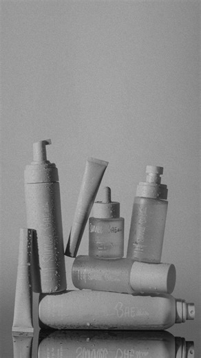 Ellie Thumann on Instagram: "I’m so excited to announce I’m an official Investor & Global Ambassador to @sunneebaeskin ! From beach girl to business girl 🌊💼 This brand stole my heart from day one — ocean vibes, real skin, and a mission that gives back 💙 To celebrate, we’re giving away 5 PR kits! Tag me + @sunneebaeskin + 5 friends (each tag = 1 entry!) ☀️ #SunneeBaeskin"