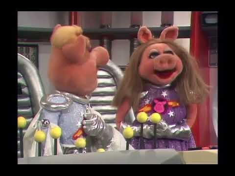 The Muppet Show - 207: Edgar Bergen - Pigs In Space: Important Job (1978)