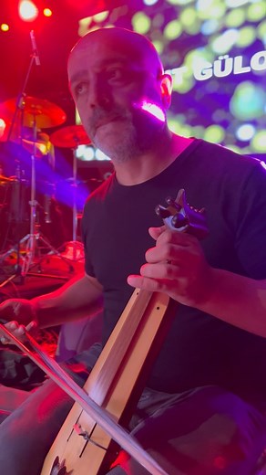 18K views · 418 reactions | Etkinlik ve konserlerimizde kalabalık bir ekiple beraber geliyoruz. Gitar, bas gitar, bateri, ritm ve darbuka, klavye, kemençe, bağlama, keman, vokal, tulum derken kocaman bir takım halinde sizleri mutlu etmek için çalışıyoruz. Sizin en sevdiğiniz enstrüman hangisi ? @tynmenajerlik | Davut Güloğlu | Facebook