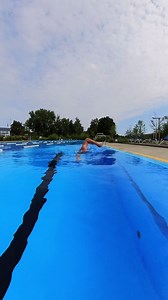 Body position in swimming refers to the posture and body line of the swimmer when moving through the water. Optimal body position helps swimmers move more efficiently, reduce injuries, and increase overall swimming speed. Good body position in swimming includes several key components: High hips – High hips keep your legs from creating extra drag and give you the sensation of floating along the water’s surface. Neutral head position – The head is straight with the spine, in a neutral position. No
