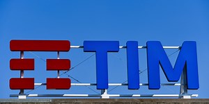 Telecom Italia Board to Evaluate KKR Bids for Network Assets Next Month